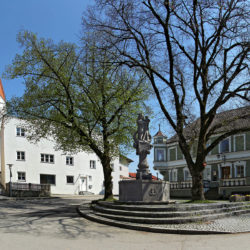 Marktplatz Isen, Brunnen, Panorama